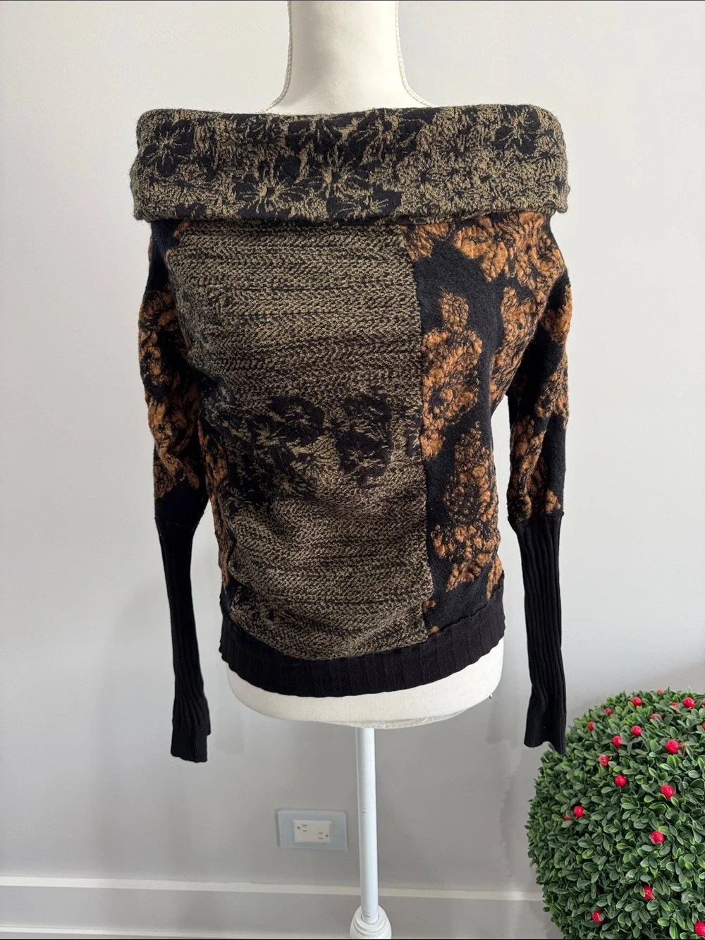 Free People Cowl Neck Cropped Wool/ Metallic Sweater in Black and Gold Sz S